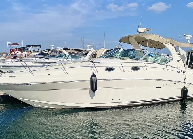 Beautiful 37' Sea Ray Sundancer Perfect for Any Occasion In Chicago