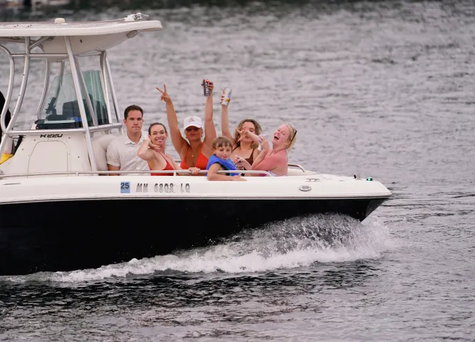 Robalo R220 Center Console Boat