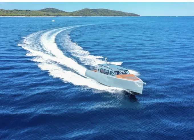 Axiom Yacht with Cabin