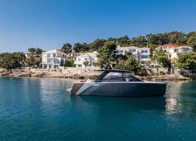 Colnago 35 Luxury Sports Yacht in Bol