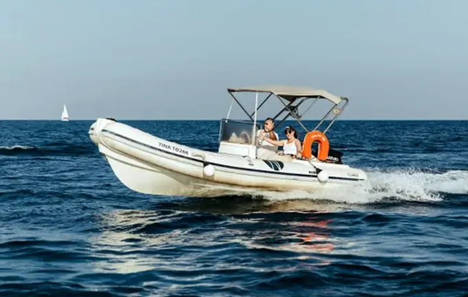 Easy to Navigate - 19' Semi-Rigid Inflatable Boat in Vlichada