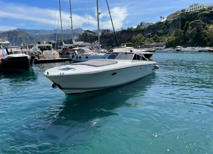 Charter Itama 38 Motor Yacht