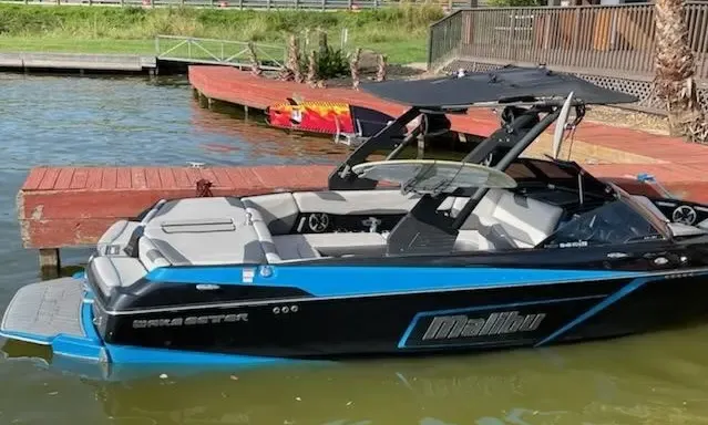 Malibu Wakeboat LSV 23' Rental on Lake Conroe, Texas