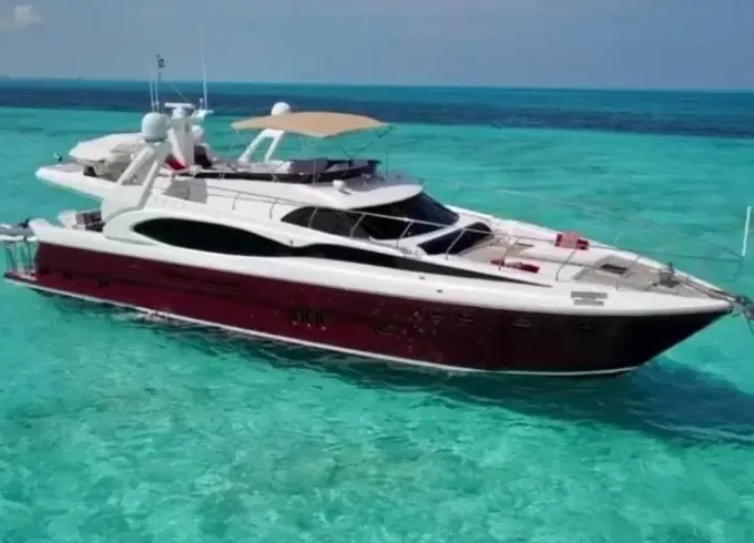 Enjoy in  Stile on this Gorgeous 80ft Dyna Craft Featuring Jacuzzi