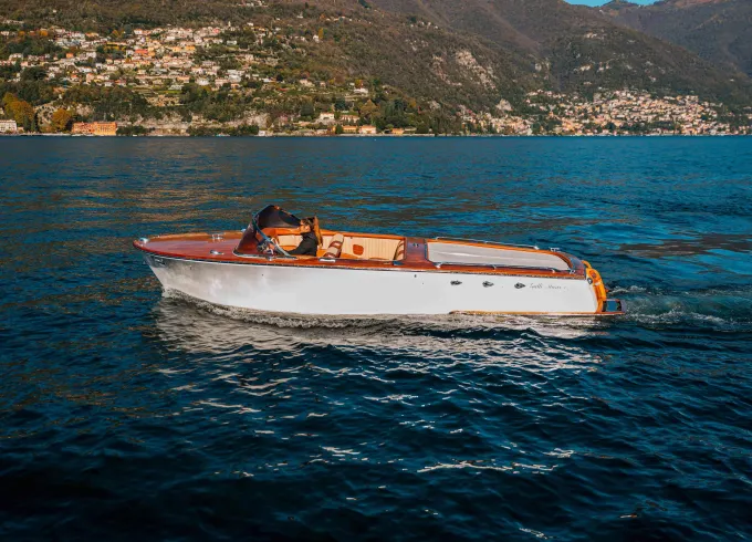 Romantic Tour onboard a vintage 23ft Coronado Wooden Boat on Lake Como