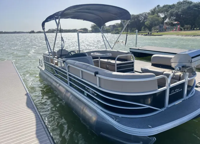 2017 22’ tritoon  on Lake Ray Hubbard and Joe Pool Lake