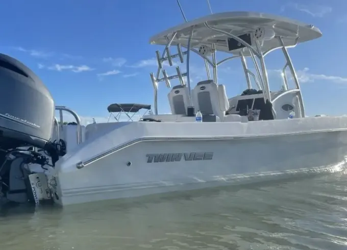 26ft Twin Vee PowerCat Experience Big Pine Key for 6 Guests