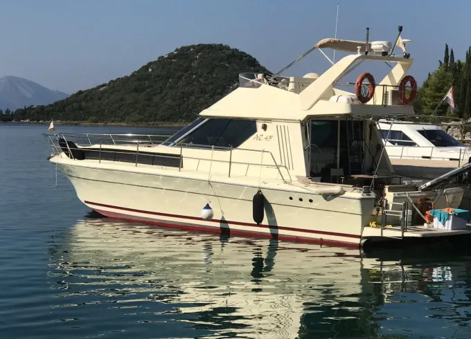 Charer a Azimut 43 Motor Yacht for 8 People in Opuzen
