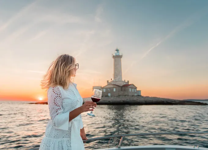 Medulin: Sunset on Speedboat with Lighthouse and Wine