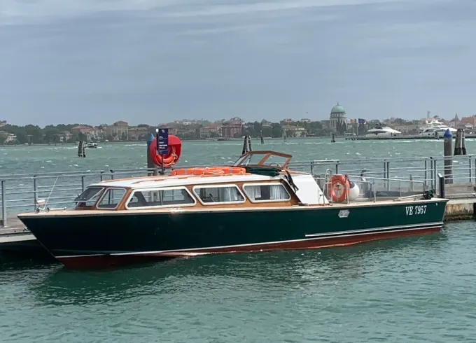 Limousine Wooden Motor Boat Rental in Venezia, Italy