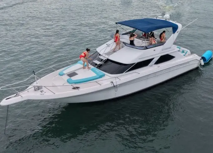 Enjoy 50ft Luxury Flybridge Motor Yacht in Miami for 13 Guests