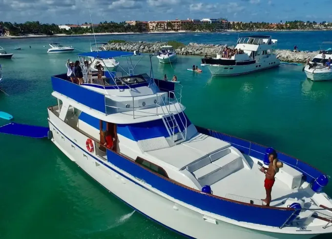 60ft Hatteras Yacht Charter in Tulum Playa del Carmen & Akumal