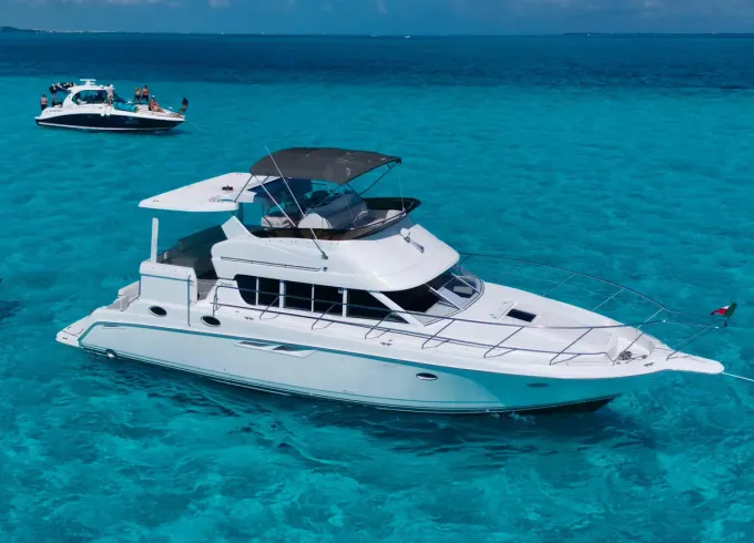 Luxury Yacht Silverstone 45 for small groups in Cancún, Quintana Roo