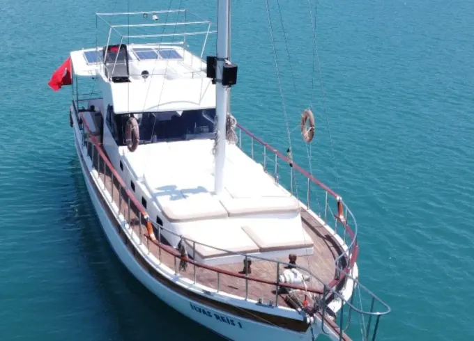 side antique side rental boat