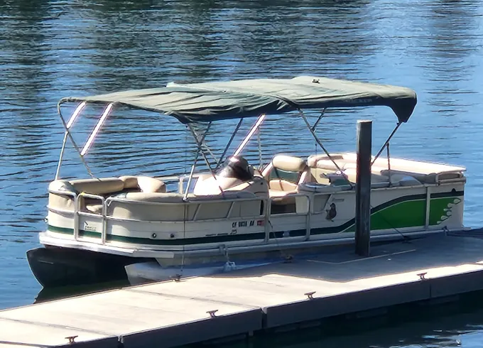 Pontoon Boat 25ft Sun Tracker Party Barge for 14 passengers on Bass Lake