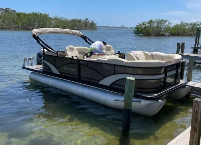 Best priced 24ft LUXURY TriPontoon Boat rental Southwest Florida. Captain avail
