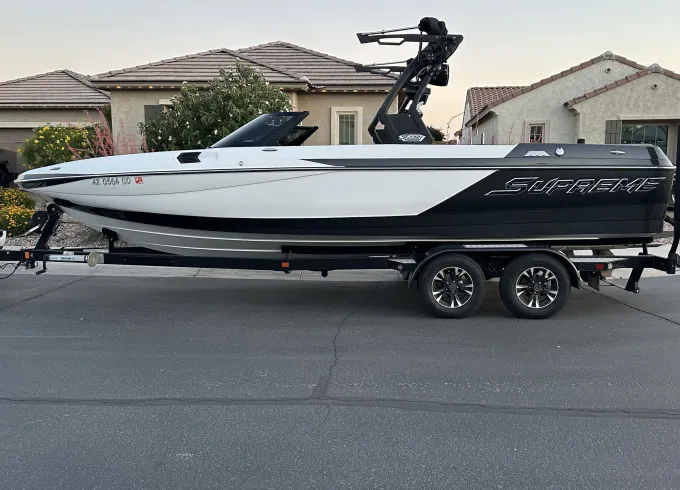 Supreme S238 Wakeboat with Captain, lake toys and fuel included!!!