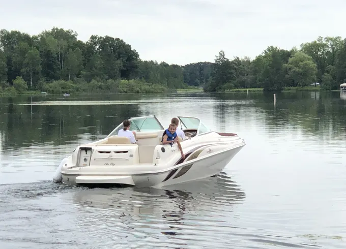 21ft SeaRay SunDeck for Pewaukee Lake. Other lakes by request.