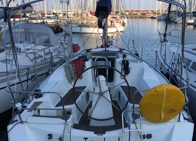 Jeanneau sun odyssey 36i in Barcelona (by hour, half day, full day or week)