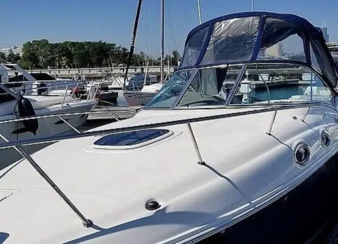 Chicago Boat Cruise on Captained Sea Ray Sundancer 260 Motor Yacht