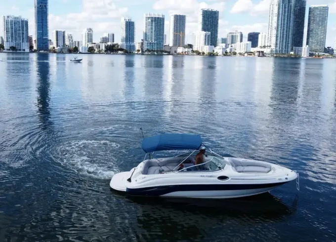 26’ Sea Ray Sundeck for 11 people, In Miami, Florida