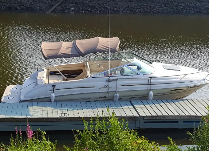 Sea Ray 225 Express cruiser Powerboat in Fort Lauderdale Pompano beach..