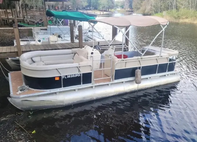 2009 Crest 22ft Pontoon Boat for Rental in Lake Wales Florida