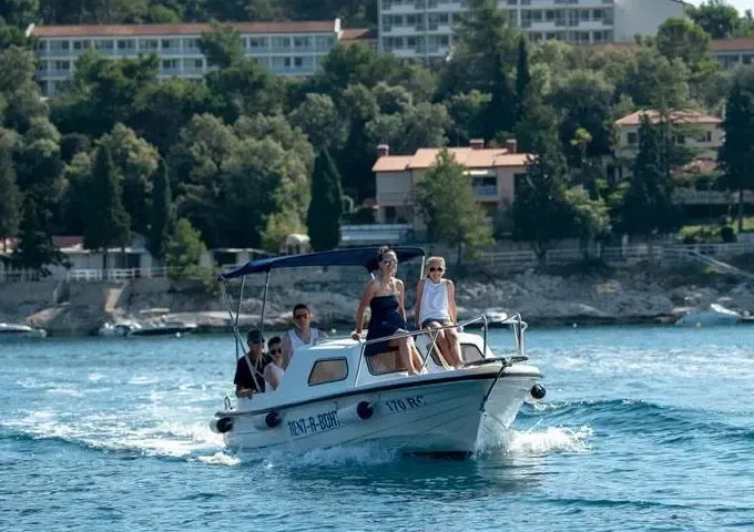 Cruise Aboard the Dalmatinka 20' Powerboat in Croatia