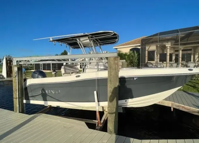 Robalo R200 Center Console 21' Delivered to your dock - with 150 Hp Yamaha motor