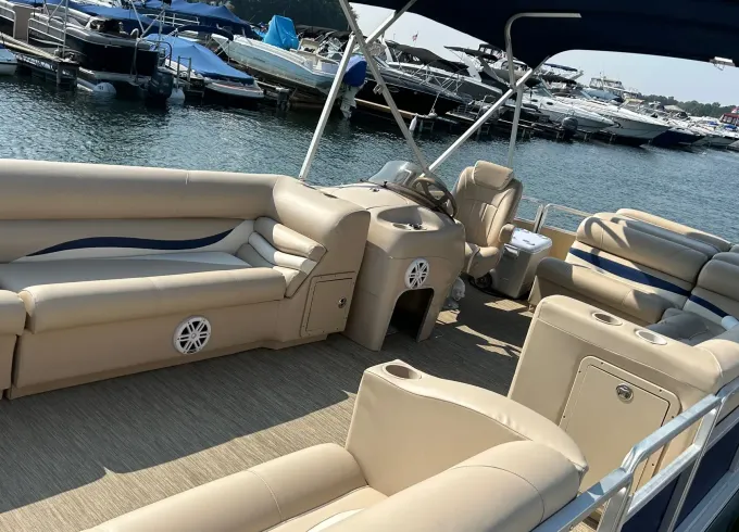 Cruise and party!!! 22ft Harris Pontoon on Lake Norman