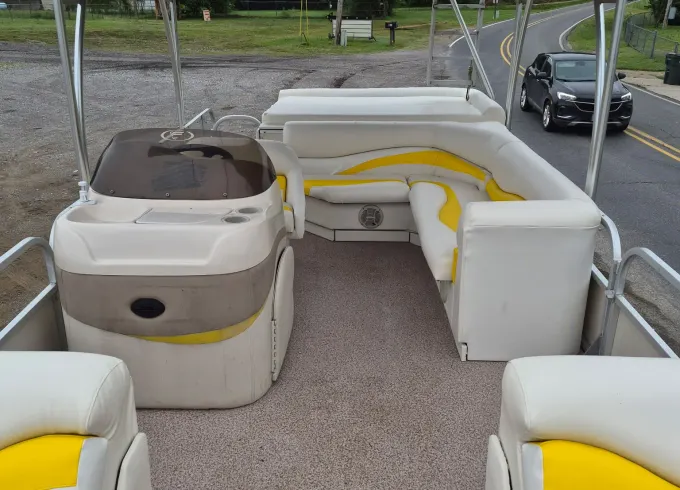 Fisher  240 Freedom.  90 hp. for rent on Lake Hamilton, Hot Springs AR