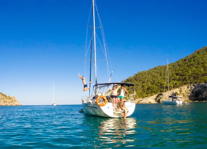 Sail and swim in Barcelona, during the day or for sunset time