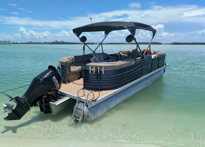 6-pack 25ft Luxury Pontoon With Big Stereo And Rollout Mat!