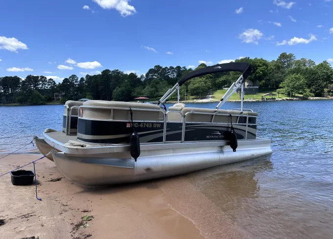 20 ft. Bennington SL Pontoon on Lake Keowee