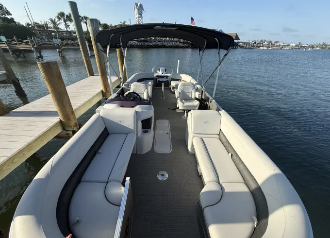 27' Finn Seeker Tritoon