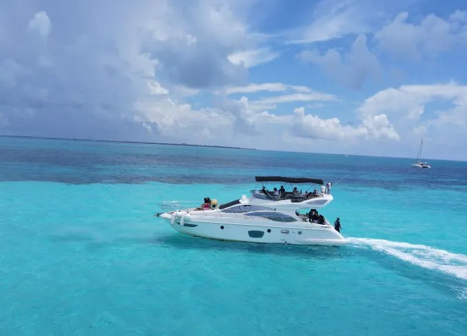 TATICH | Cuising trough the Mexican Caribean stylish with the Azimut 47ft Yacht.