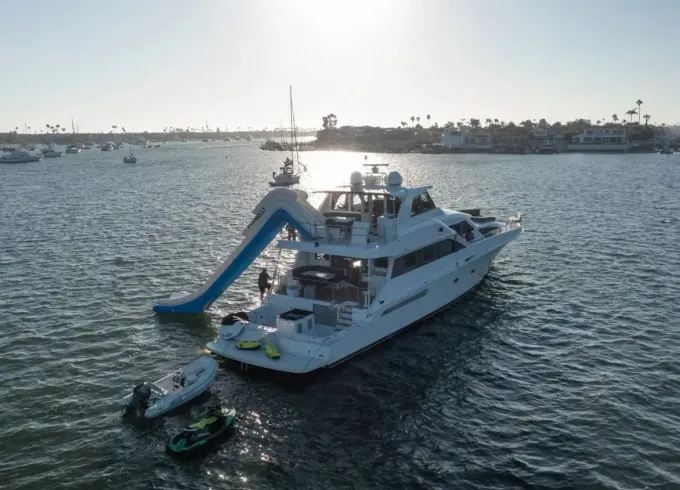 100' Newport Super Yacht with Trampoline