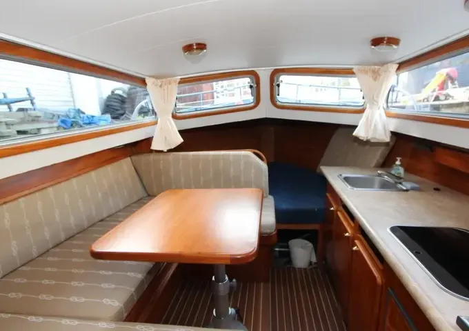 Rent 27' Motorboat In Heukelum