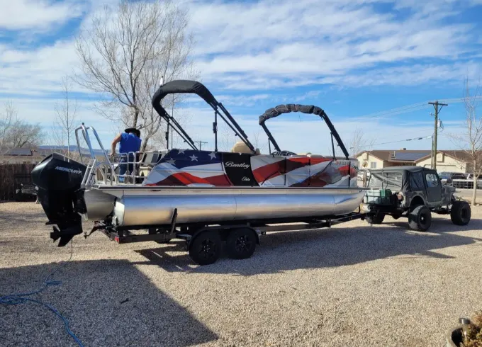 Sandhollow/Panguitch - 21' Bentley Tritoon 200 Hp Mercury Tube/Wakeboard Ready!