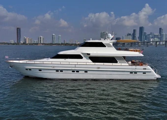 82ft Horizon Yacht with Expansive Deck Space in Miami