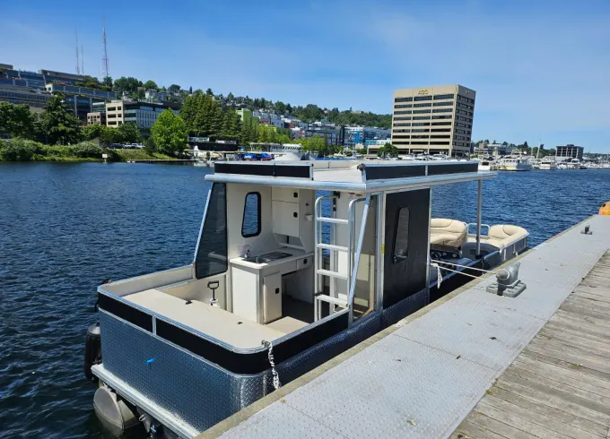33ft Party Barge! Super spacious! Up to 12 people $200 hr BBQ, BATHROOM