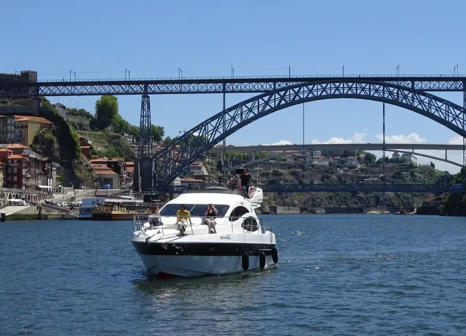 Exclusive Luxury Yacht Cruise 2h