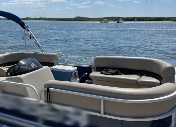 18ft Suntracker Party Barge!! Lounge On the Water Pontoon Boat!