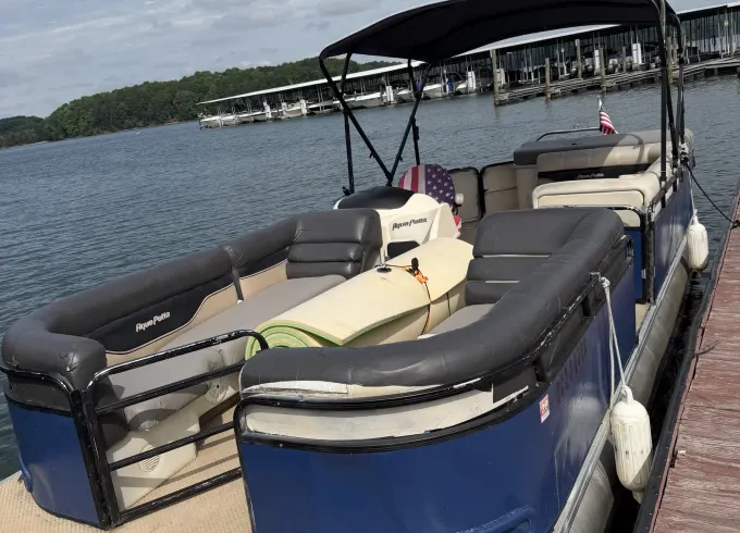 Lake Norman’s Ultimate Party Pontoon – The Wild Heifer (12 Guests!)