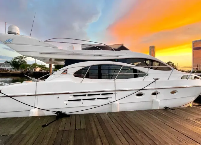 Luxurious 50ft Italian Azimut Flybridge Yacht - Downtown Montréal