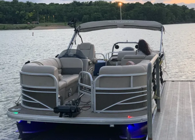 Pontoon Boat in Grand Prairie / Cedar Hill Joe Pool Lake