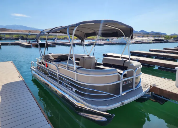 Easy Cruise on Sun Tracker 20DLX Party Barge in Lake Havasu