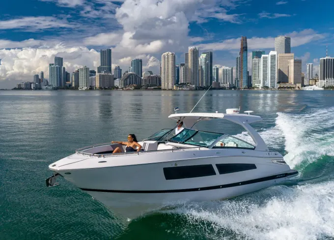 Luxury Four Winns H350 Yacht – Cruise Miami in Style!