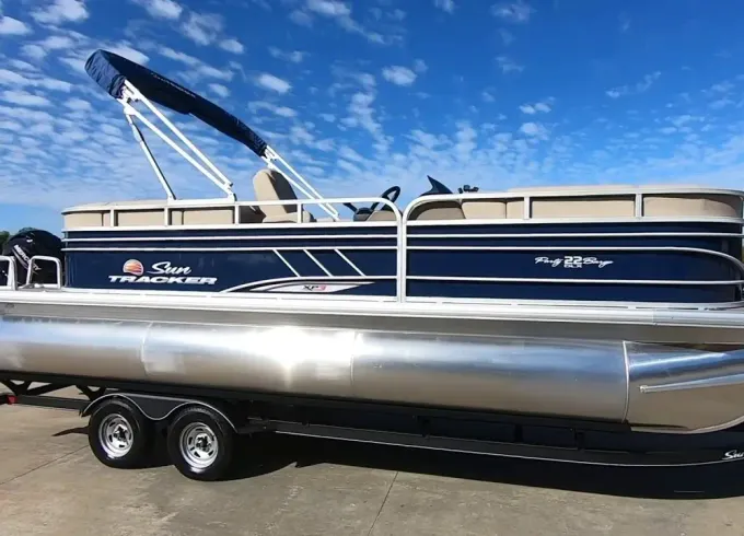 Super Fun Tritoon Party Barge on Grapevine Lake