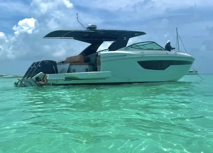 Luxury 40’ Yacht Experience – Nassau & Beyond!